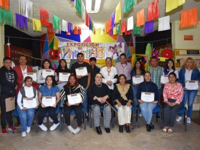 <a href="/noticias/destacan-estudiantes-de-cespa-con-elaboracion-de-pinatas-que-fusionan-arte-tradicion-y">Destacan estudiantes de CESPA con elaboración de piñatas que fusionan arte, tradición y soli...</a>